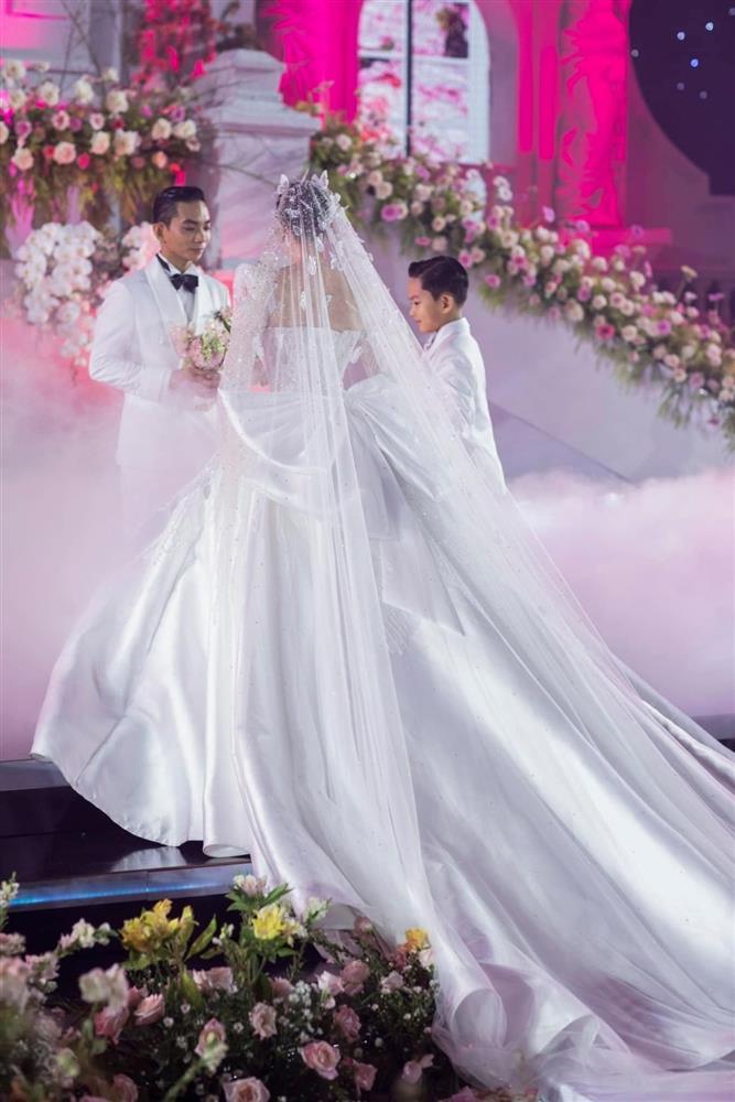 Khánh Thi tốn gần 1 tỷ cho váy cưới khi kết hôn cùng Phan Hiển-5