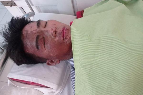 Sinh viên xé nát bằng đại học vì không tìm được việc làm-3