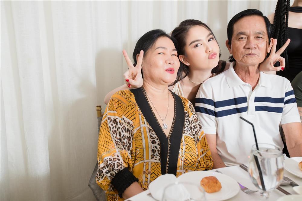 Tin showbiz Việt ngày 23/12: Tú Vi bức xúc khi bị chê sửa nát mặt-16