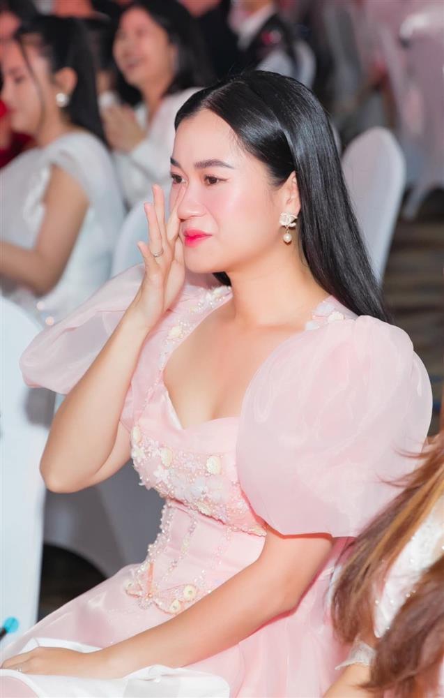 Tin showbiz Việt ngày 23/12: Tú Vi bức xúc khi bị chê sửa nát mặt-13