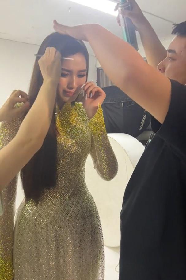 Đỗ Thị Hà bỗng nhiên khóc tu tu trước giờ trao vương miện-2