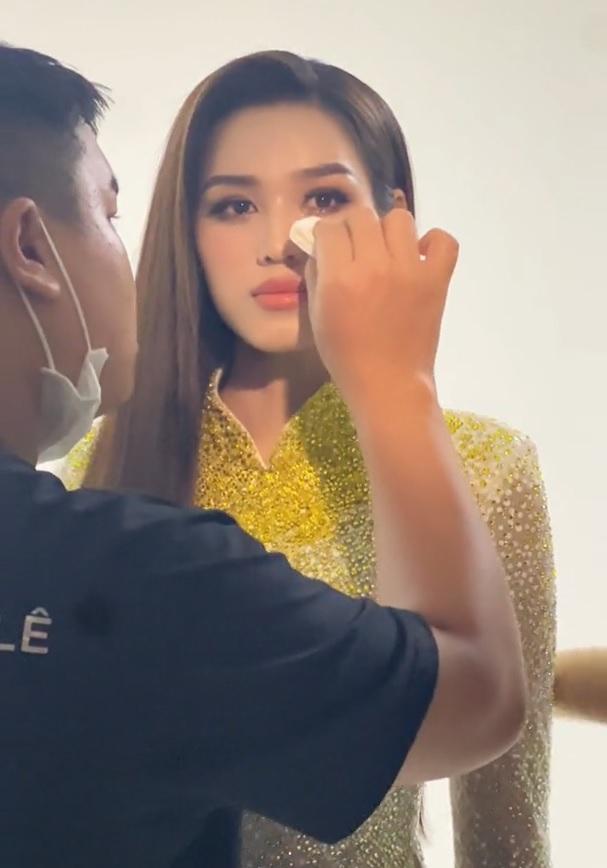 Đỗ Thị Hà bỗng nhiên khóc tu tu trước giờ trao vương miện-4