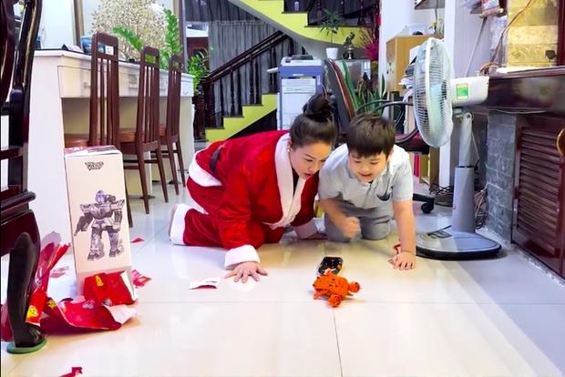 Nhật Kim Anh tặng quà Noel cho con trai, xưng hô lạ với chồng cũ-2