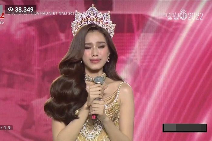 Đỗ Thị Hà final walk đẫm lệ, bố mẹ cũng khóc nghẹn ngào-2