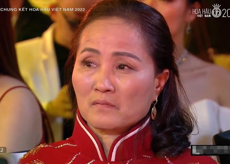 Đỗ Thị Hà final walk đẫm lệ, bố mẹ cũng khóc nghẹn ngào-3