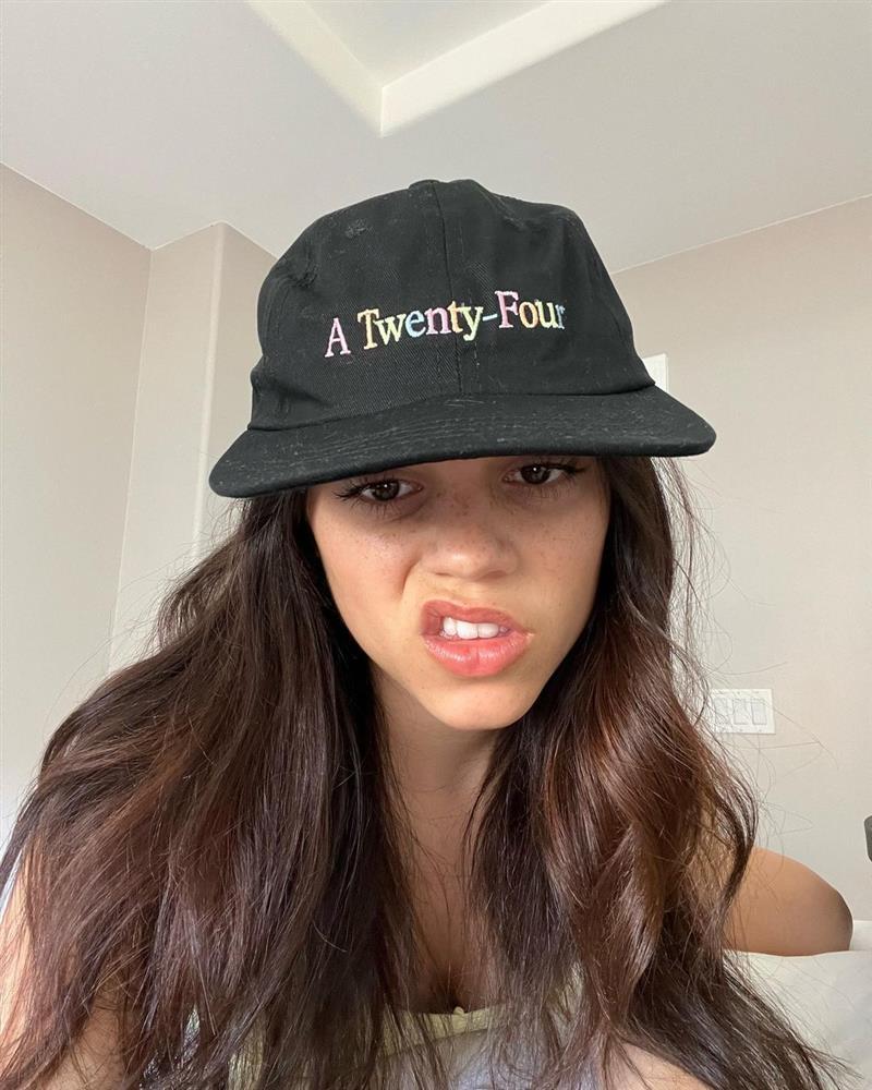 Nữ chính Wednesday thay vỏ gối hàng tuần để bảo vệ da-2