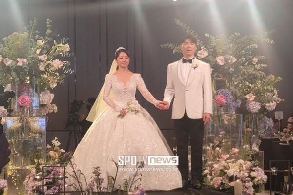Lễ cưới diễn viên Park Soo Hong và vợ kém 23 tuổi-1