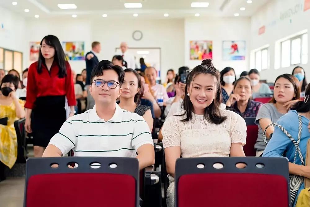 Phạm Hương đi đón con mà như trình diễn thời trang-9