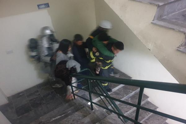 Giải cứu 11 người trong vụ cháy chung cư ở Hà Nội-2