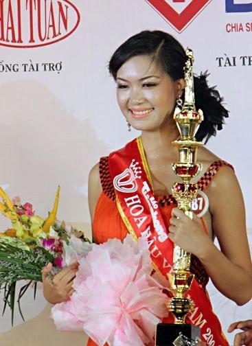 2 cô gái Đà Nẵng đăng quang Hoa hậu Việt Nam, ai đẹp hơn?-8