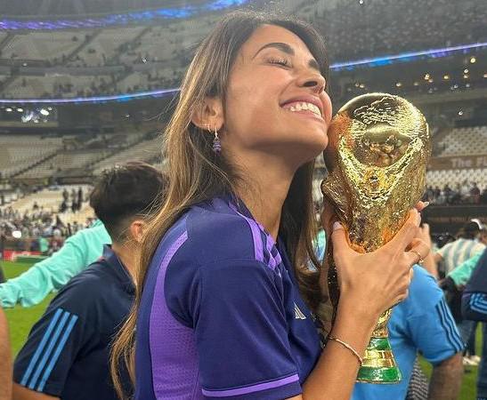 Vợ của Messi sẽ bị FIFA trừng phạt?-2