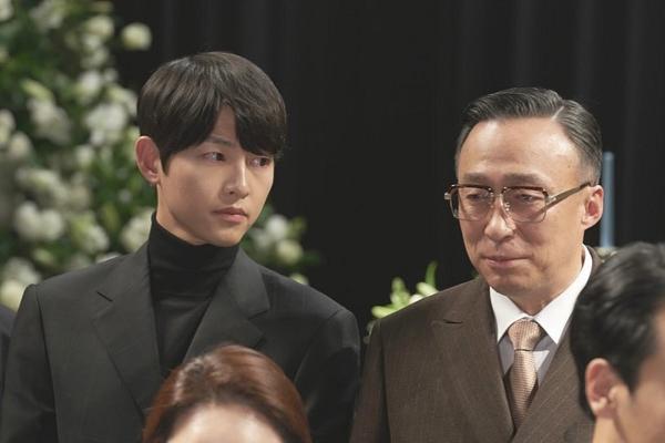 Phim của Song Joong Ki kết thúc đầy tranh cãi, có cả chi tiết gây phẫn nộ-5