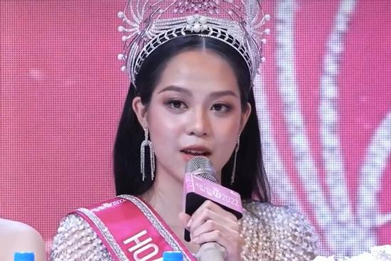 Tân Hoa hậu Việt Nam Thanh Thủy nói tiếng Anh ấp úng