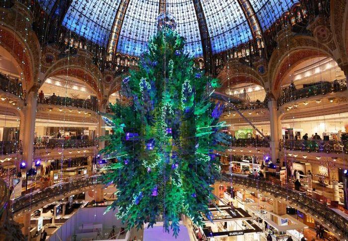 Cây thông Noel khổng lồ tại trung tâm mua sắm Galeries Lafayette ở Paris, Pháp.