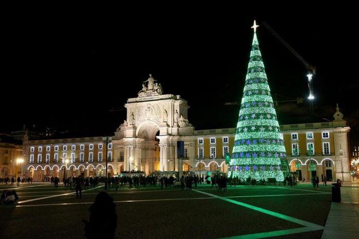 Một cây thông Noel khổng lồ ở trung tâm thủ đô Lisbon, Bồ Đào Nha.