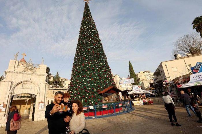 Hình ảnh cây thông Noel ở Nazareth, Israel.