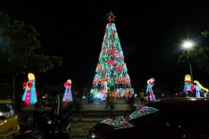 Với chiều cao 65 mét, cây thông Noel lớn nhất Colombia cần tới 60 người dựng lên trong 30 ngày ở Barranquilla.