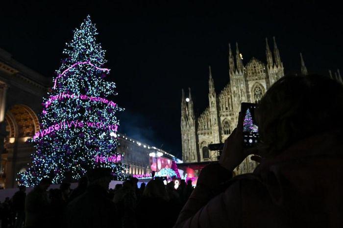 Hình ảnh cây thông Noel với những sắc màu rực rỡ tại Quảng trường Piazza Duomo ở Milan, Italy.

Theo VOV

Nguồn: https://vov.vn/the-gioi/cuoc-song-do-day/chiem-nguong-nhung-cay-thong-noel-doc-dao-va-hoanh-trang-tren-the-gioi-post992536.vov