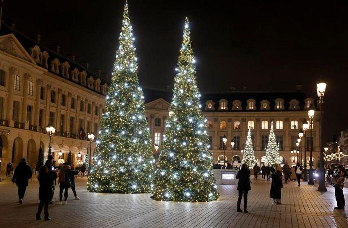 Những cây thông Giáng sinh khổng lồ với vẻ đẹp rực rỡ ở Quảng trường Vendome, Paris.