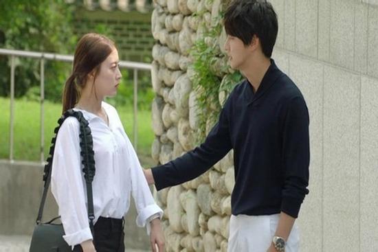 Lộng lẫy đi gặp tình cũ, em suýt ngất khi anh thở bung cả cúc áo