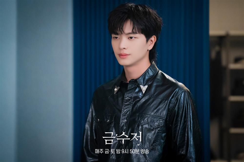 Những ngôi sao phải bao bọc, gánh còng lưng bạn diễn năm 2022-7