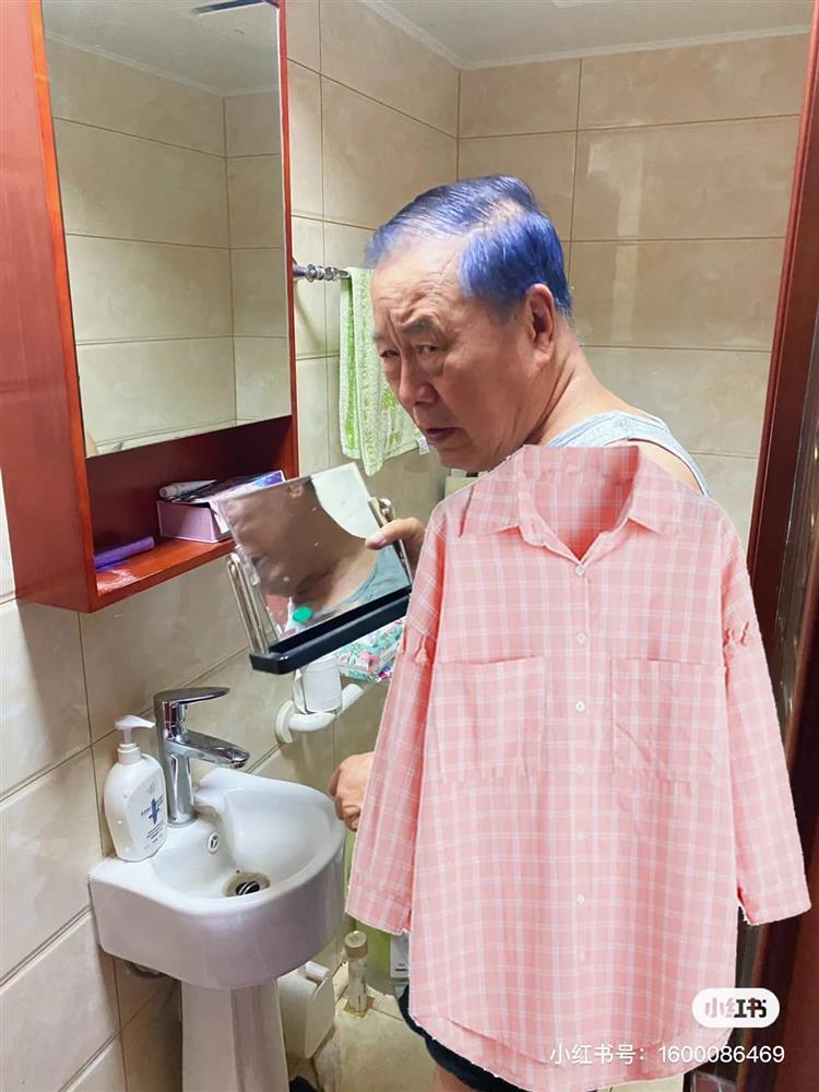 Nhờ cháu gái nhuộm tóc, ông hết hồn với mái tóc mới-2