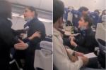 Nữ tiếp viên hàng không bật khóc vì bị khách lăng mạ, yêu cầu vô lý