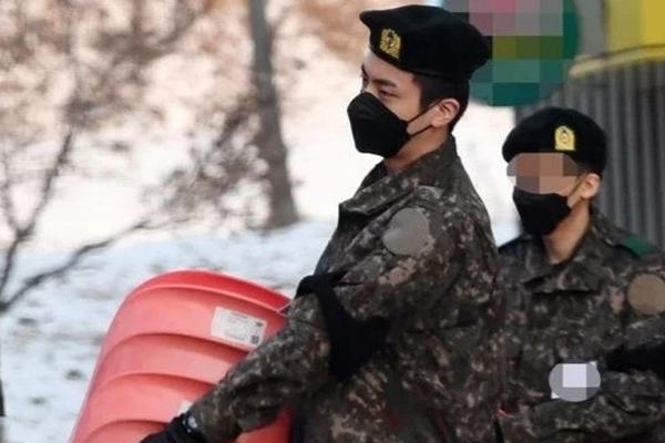 Hé lộ ảnh Jin (BTS) lao động trong quân ngũ-1