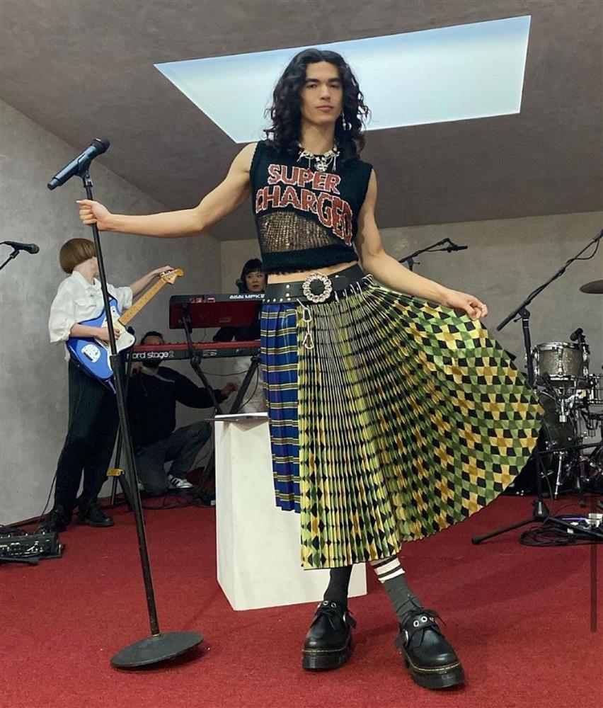 Sao nam mặc váy đẹp nhất năm 2022-3