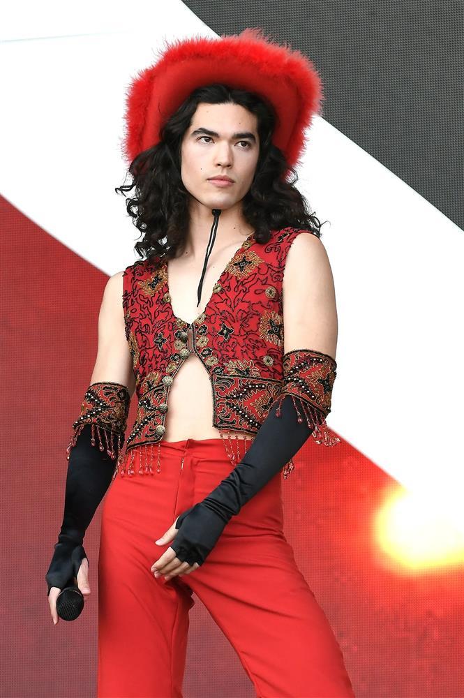 Sao nam mặc váy đẹp nhất năm 2022-10