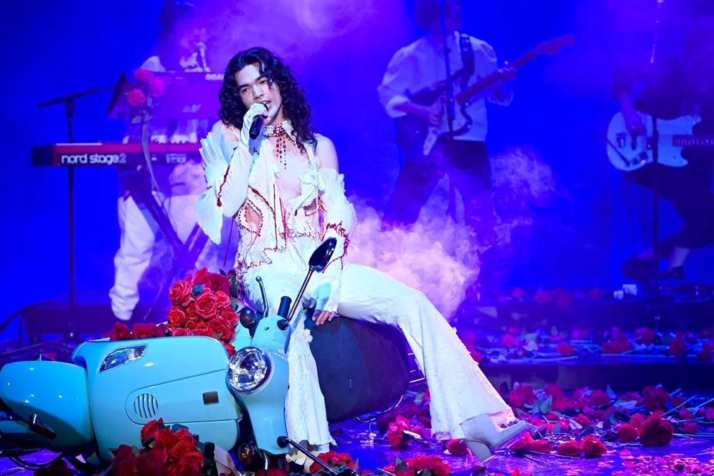 Sao nam mặc váy đẹp nhất năm 2022-9