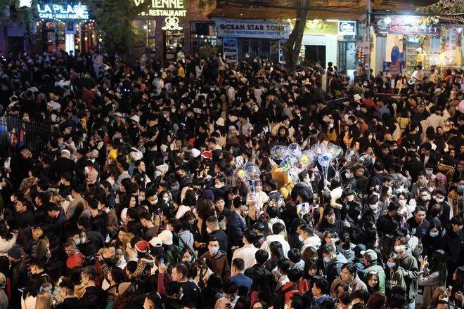 Cảnh tượng đông nghịt đêm Giáng sinh: Hàng ngàn người đổ ra đường check-in-1