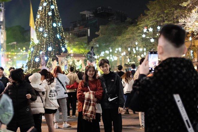 Cảnh tượng đông nghịt đêm Giáng sinh: Hàng ngàn người đổ ra đường check-in-12