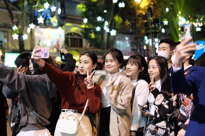 Cảnh tượng đông nghịt đêm Giáng sinh: Hàng ngàn người đổ ra đường check-in-7