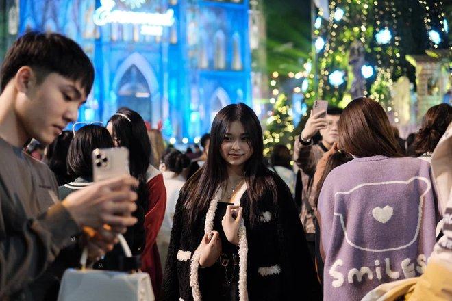 Cảnh tượng đông nghịt đêm Giáng sinh: Hàng ngàn người đổ ra đường check-in-8