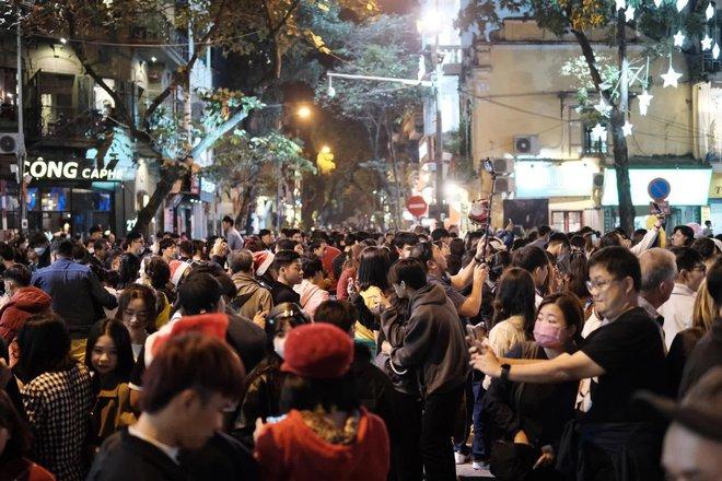 Cảnh tượng đông nghịt đêm Giáng sinh: Hàng ngàn người đổ ra đường check-in-15