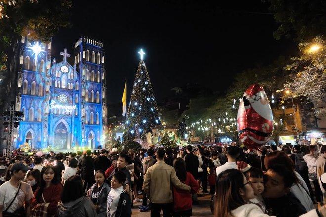Cảnh tượng đông nghịt đêm Giáng sinh: Hàng ngàn người đổ ra đường check-in-16
