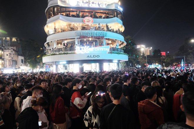 Cảnh tượng đông nghịt đêm Giáng sinh: Hàng ngàn người đổ ra đường check-in-18