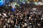 Cảnh tượng đông nghịt đêm Giáng sinh: Hàng ngàn người đổ ra đường check-in