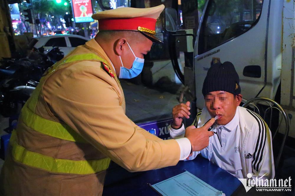 Tài xế say sưa bia rượu đi chơi đêm Noel, nhận phạt ‘kịch khung’-2