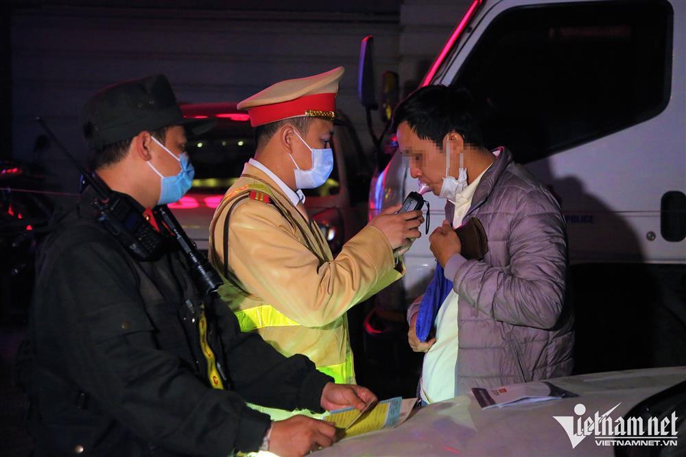 Tài xế say sưa bia rượu đi chơi đêm Noel, nhận phạt ‘kịch khung’-6