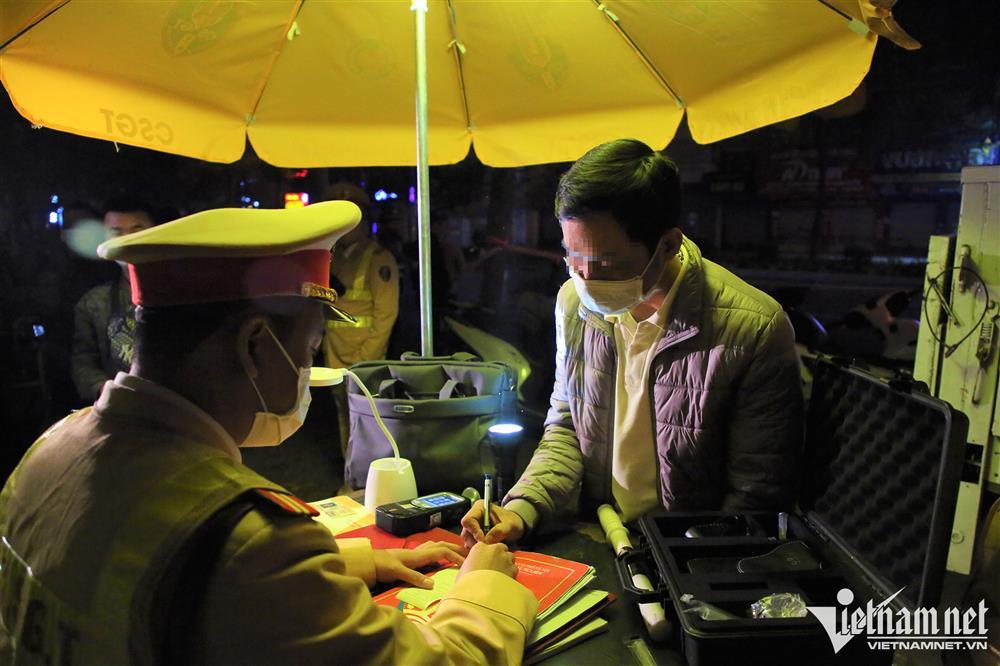 Tài xế say sưa bia rượu đi chơi đêm Noel, nhận phạt ‘kịch khung’-7