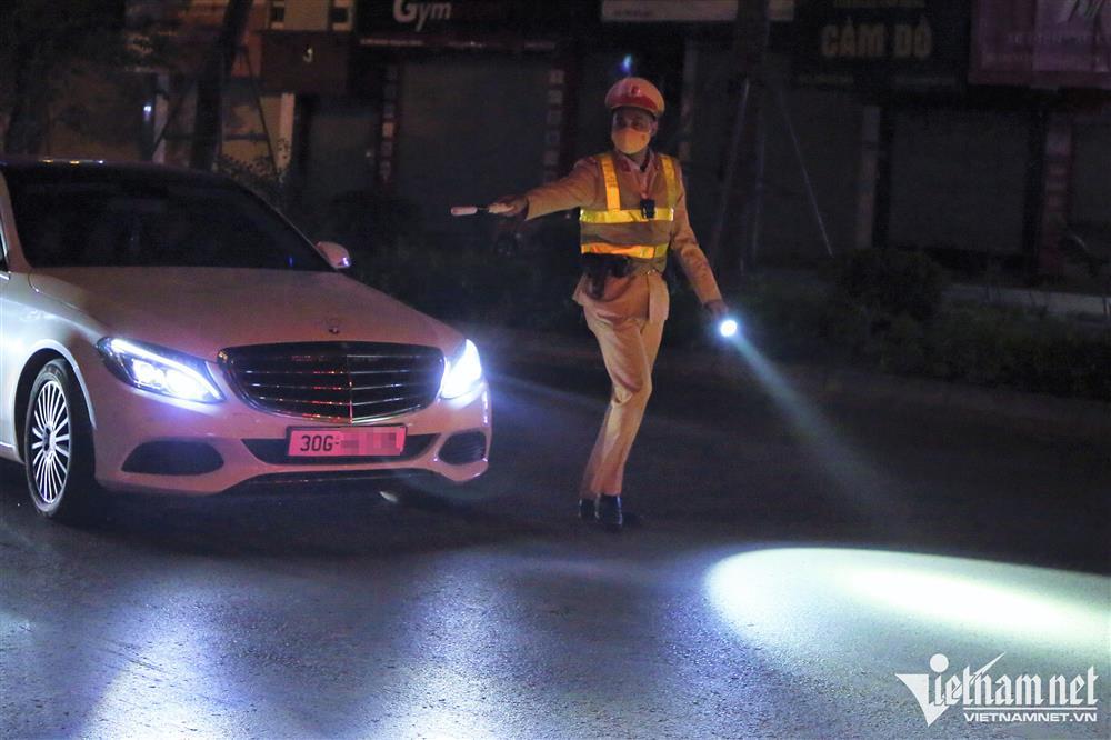 Tài xế say sưa bia rượu đi chơi đêm Noel, nhận phạt ‘kịch khung’-8