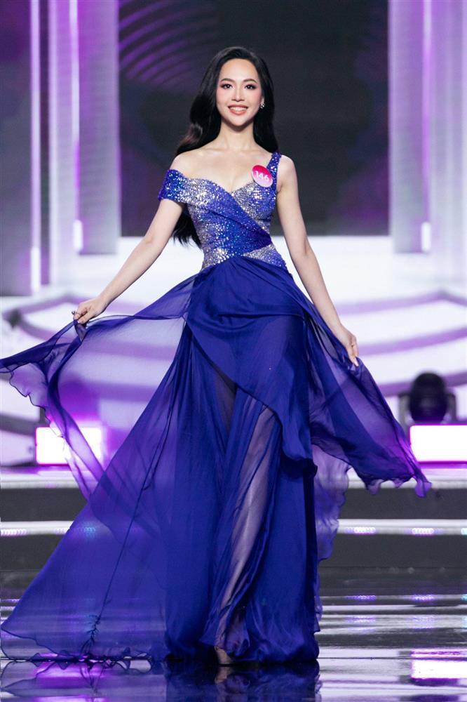 Hoa hậu Đỗ Mỹ Linh trình diễn váy đính 1.000 cánh lông vũ | Báo Dân trí