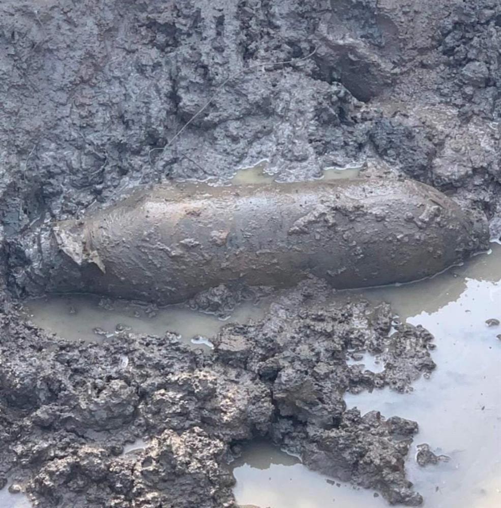 Đào mương thoát nước, phát hiện quả bom hơn 100kg-1