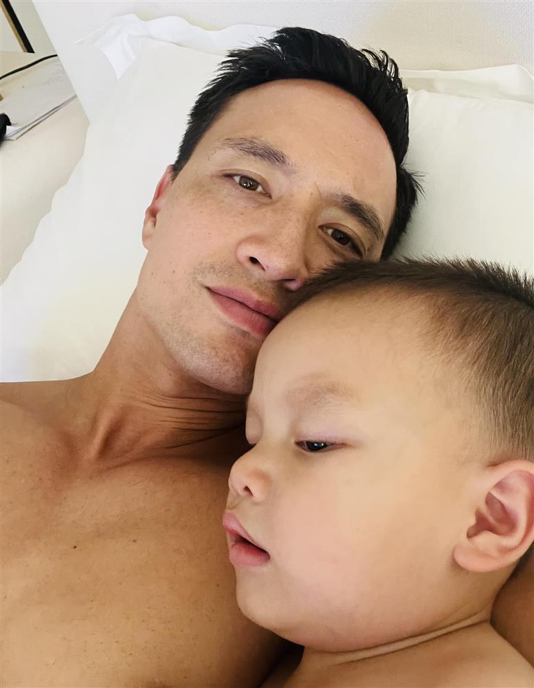 Tin showbiz Việt ngày 25/12: Mạnh Trường đưa con sơ sinh chơi Noel-3