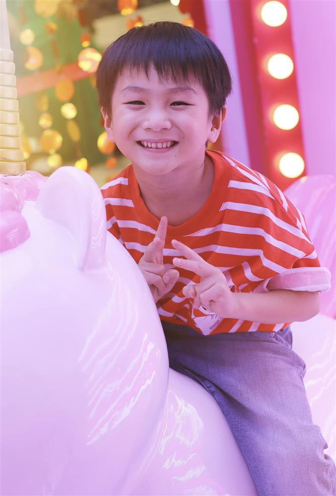 Tin showbiz Việt ngày 25/12: Mạnh Trường đưa con sơ sinh chơi Noel-4