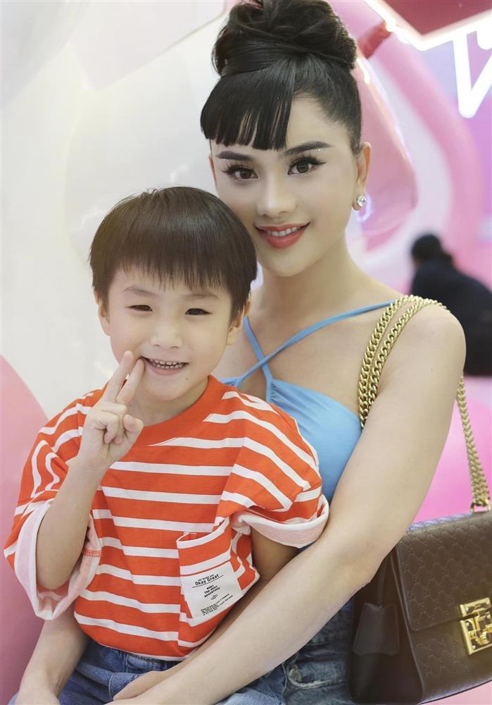 Tin showbiz Việt ngày 25/12: Mạnh Trường đưa con sơ sinh chơi Noel-5