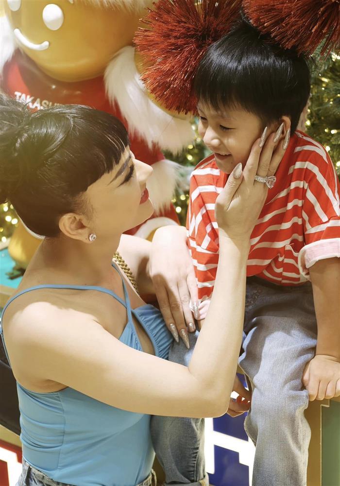 Tin showbiz Việt ngày 25/12: Mạnh Trường đưa con sơ sinh chơi Noel-6