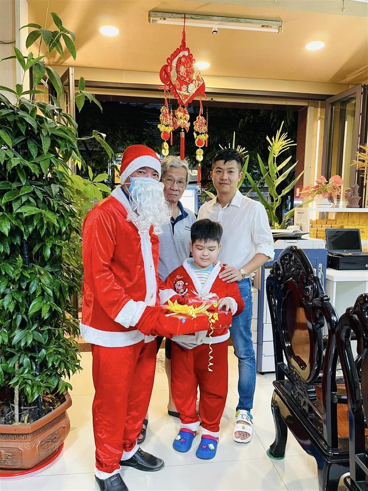Tin showbiz Việt ngày 25/12: Mạnh Trường đưa con sơ sinh chơi Noel-7
